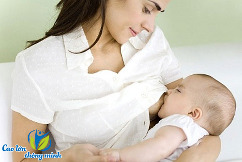 Sữa mẹ bổ sung canxi cho trẻ
