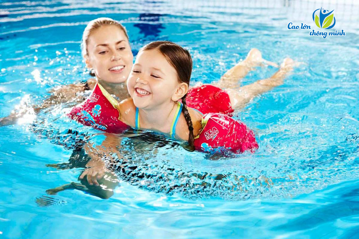 Bơi lội giúp tăng chiều cao cho trẻ